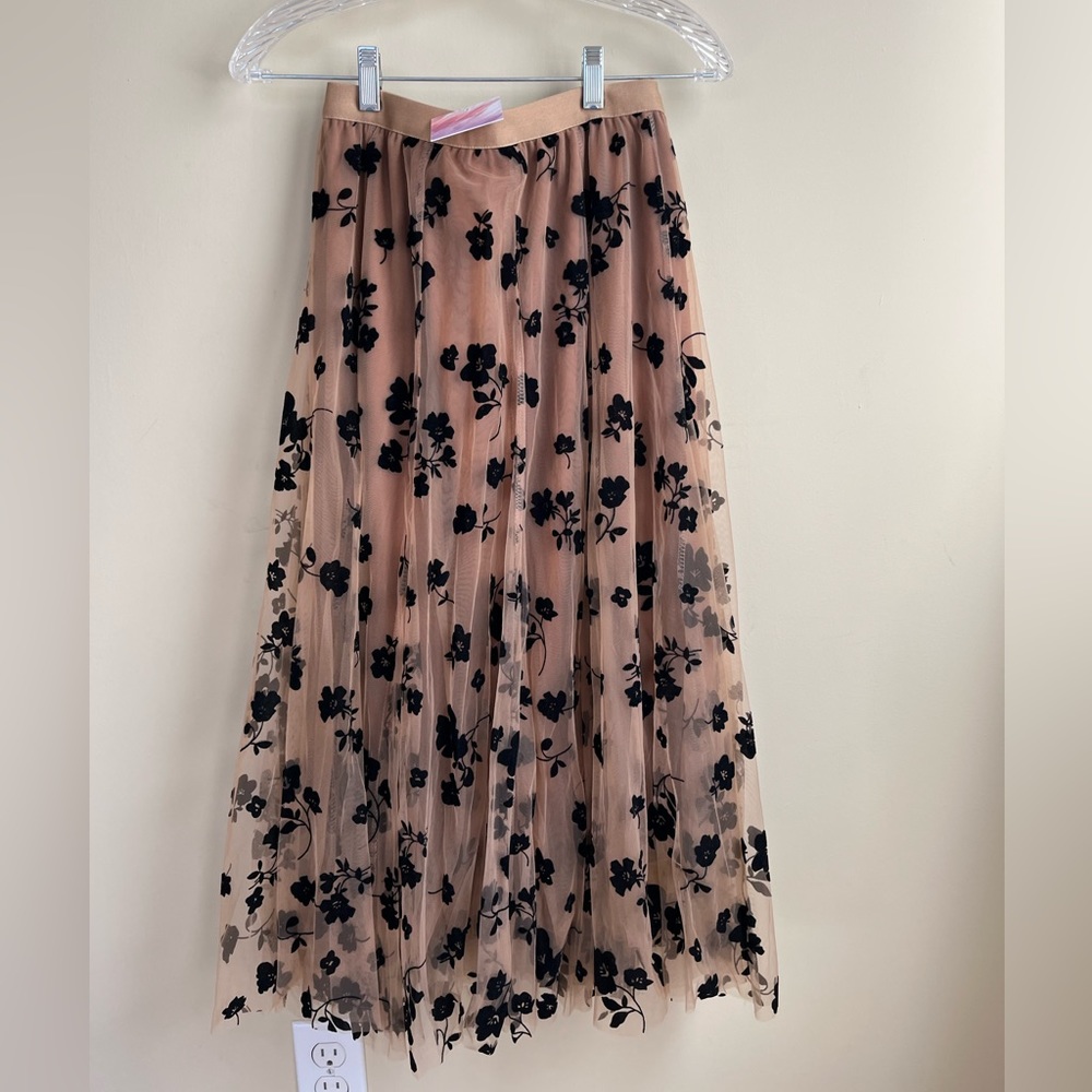 Neutral patterned skirt with tool